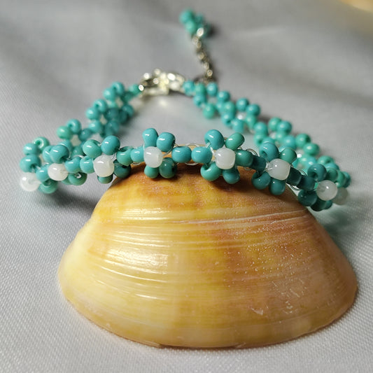Blue with white dot flower beads bracelet