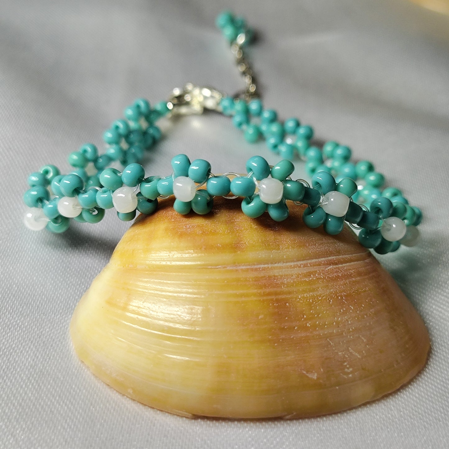 Blue with white dot flower beads bracelet