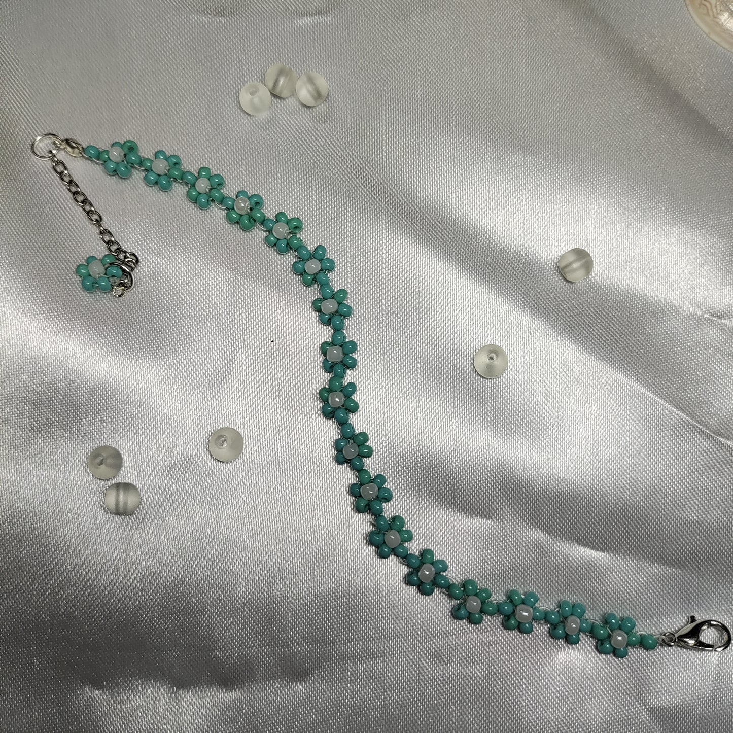 Blue with white dot flower beads bracelet