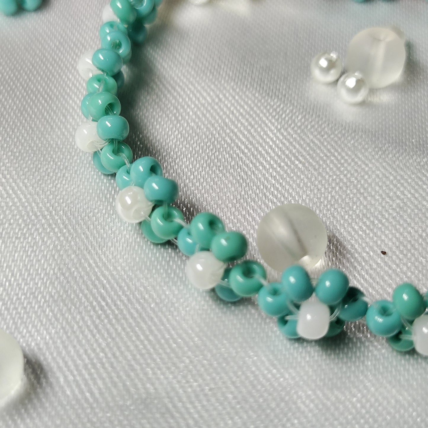 Blue with white dot flower beads bracelet